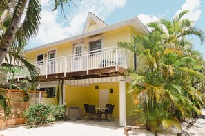 Exterior - Cute Bungalow 3 properties from Beach ๐๏ธ Watch Sunsets from Deck (Holmes Beach)