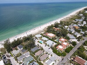 Plage à proximité, chaise longue, serviettes de plage