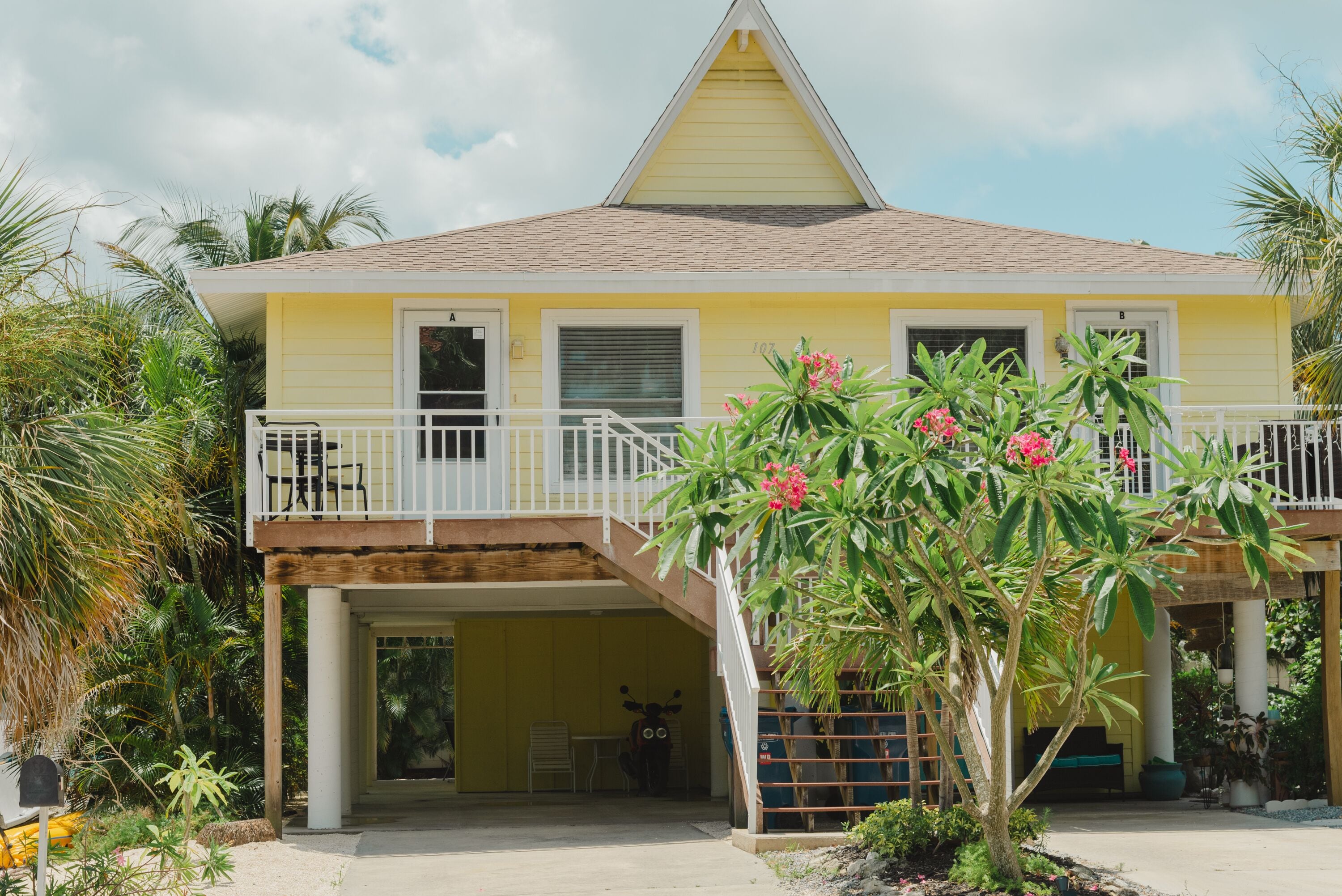 Cute Bungalow 3 properties from Beach 🏖️  Watch Sunsets from Deck
