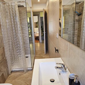 Dusche, Haartrockner, Bidet, Handtücher