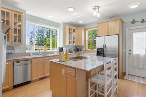Fridge, microwave, oven, stovetop - Seashell Cottage w/ Ocean Views, Hot Tub & Game Room: Ideal for Family & Pets (Blaine)