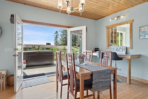 Seashell Cottage w/ Ocean Views, Hot Tub & Game Room: Ideal for Family & Pets