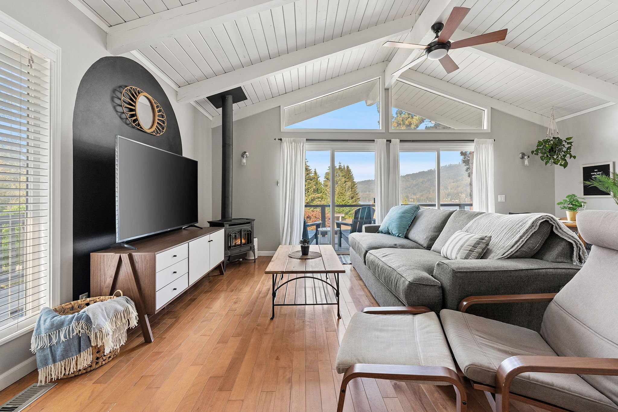 Stylish & Cozy Retreat Steps Away from Lake, Trails & Mt. Baker Skiing