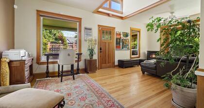 Celebrate the holidays at Geneva Retreat: Bungalow w/ Trails, Near Lake Whatcom