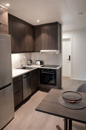 Standard Apartment | Private kitchen | Microwave, cookware/dishes/utensils