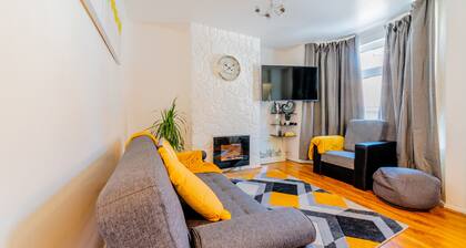 Stylish 3-bed House With Free Parking & Wifi