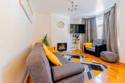 Stylish 3-bed House With Free Parking & Wifi