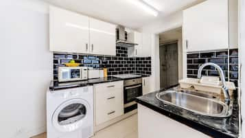 House | Private kitchen | Fridge, microwave, oven, stovetop