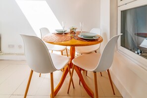 House | Dining - Stylish 3-bed House With Free Parking & Wifi (Chatham)