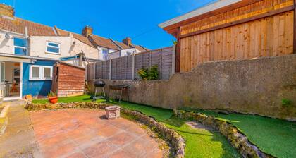 Stylish 3-bed House With Free Parking & Wifi
