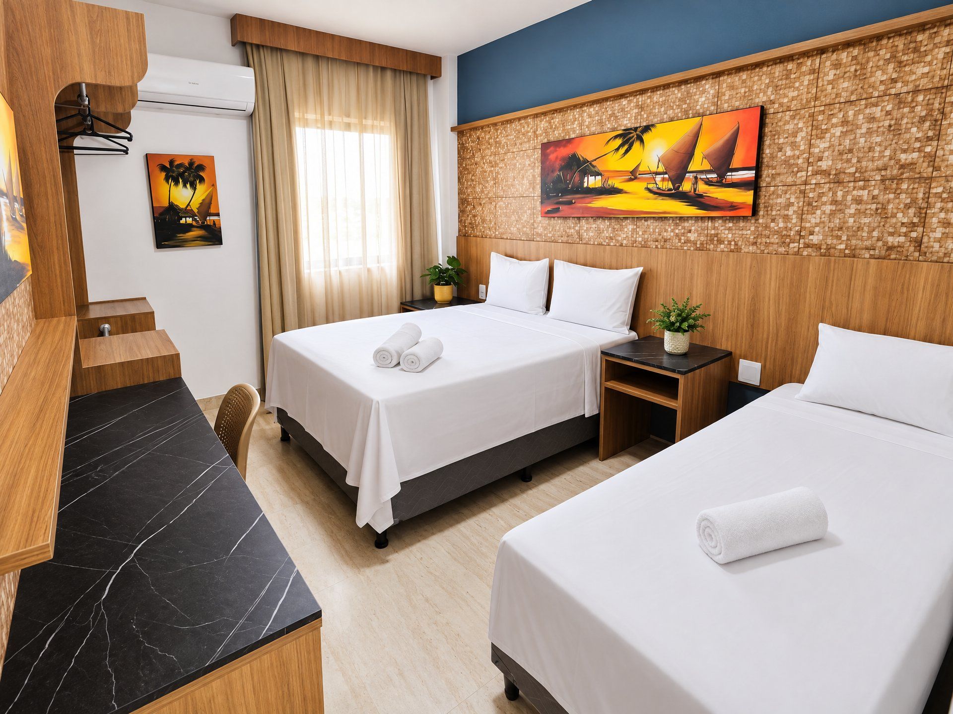 Quarto de hotel com duas camas, uma escrivaninha, uma cadeira, um quadro e uma janela com cortinas.