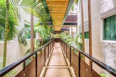 Central Condo: Pool, Steps to 5th Ave & Beach