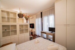 1 bedroom, desk, iron/ironing board, WiFi