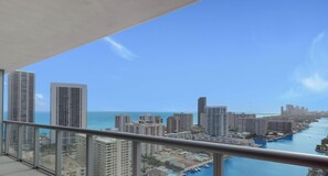 Property grounds - Upper Apartment: Pool + Gym + Amazing view (Hallandale Beach)