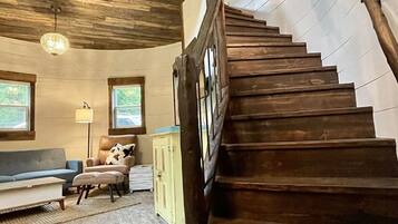 Smart-tv, dvd-spelare, böcker och en stereo