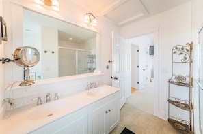 Combined shower/bathtub - Shorehaven Too - Duck, Carolina Dunes, Ocean View, 220 Yds to Beach, Rec Room, Foosball (Duck)