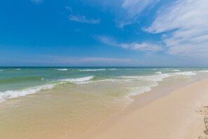 On the beach - Perfect location at Phoenix X next door to FloraBama (Orange Beach)