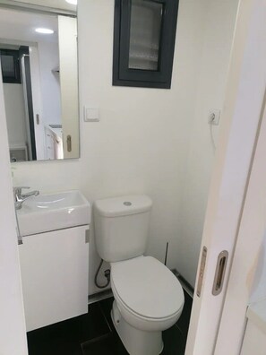 Shower, hair dryer, towels, soap - Tiny House no Meio da Natureza [3] (Setúbal)