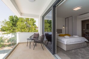 4 habitaciones, tabla de planchar con plancha, wifi y ropa de cama 