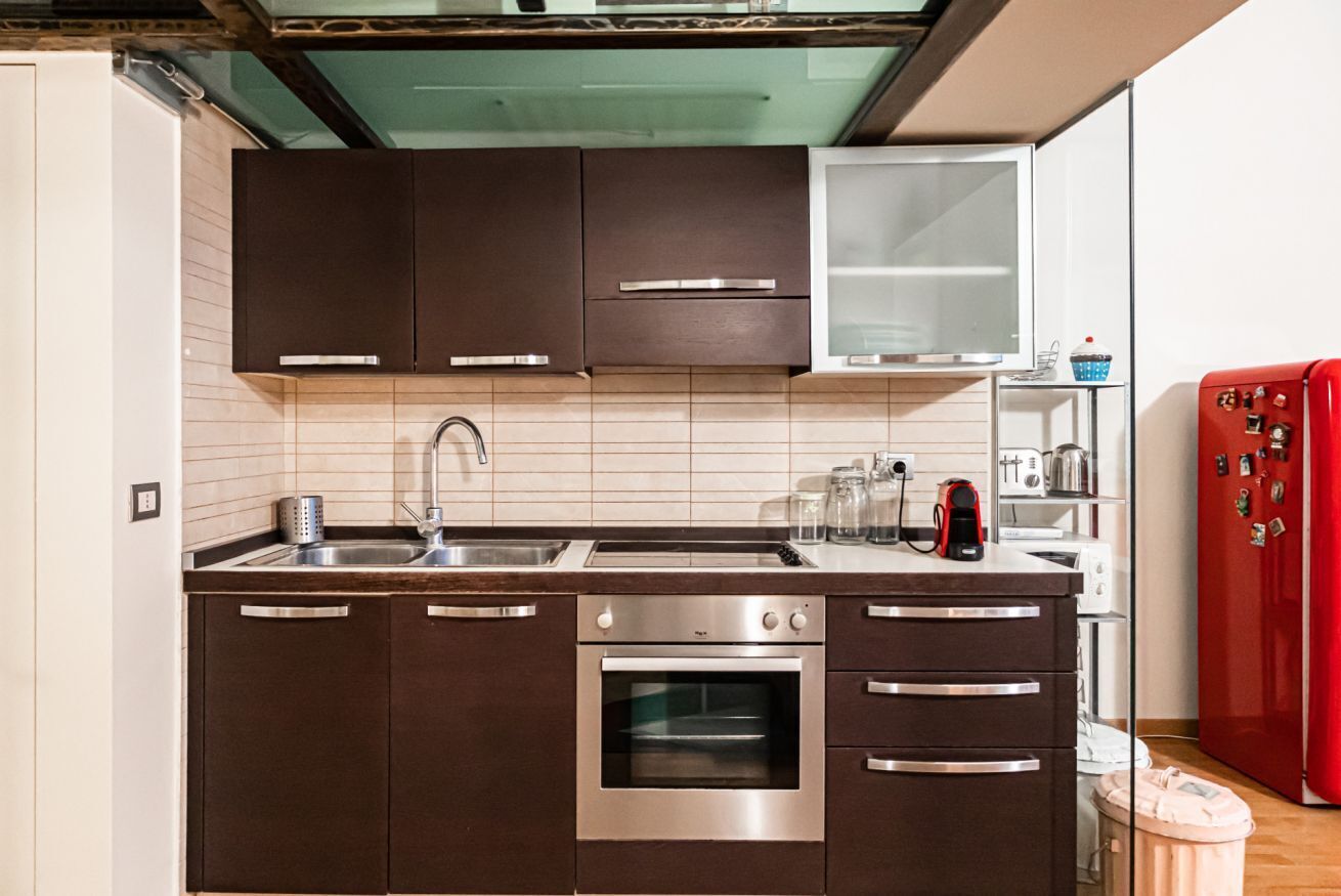 Réfrigérateur, four, plaque de cuisson, cafetière/bouilloire