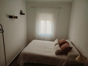 3 室のベッドルーム、WiFi (無料)、ベッドシーツ