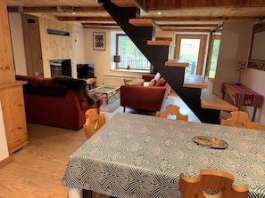 Interior - Chalet, 200m from resort center, fireplace or stove, tv, 62m², Pralognan-la-Vanoise (Pralognan-la-Vanoise)