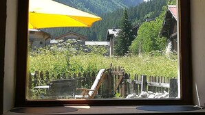 A window with a view of a mountain, a yellow umbrella, and a wooden fence. - Chalet, fireplace or stove, tv, 62m², Pralognan-la-Vanoise (Pralognan-la-Vanoise)