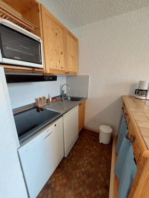 Fridge, dishwasher, coffee/tea maker, toaster