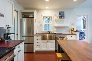 Jääkaappi, mikroaaltouuni, uuni, astianpesukone