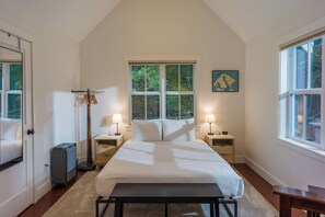 2 makuuhuonetta, työpöytä, internet, vuodevaatteet