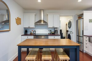 Jääkaappi, mikroaaltouuni, uuni, astianpesukone