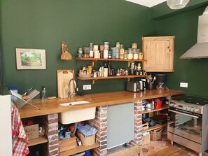 Een oven, een kookplaat, een vaatwasser