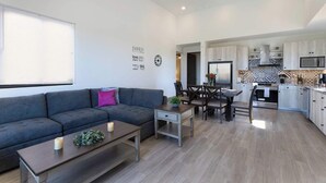 Un appartement moderne comprenant un salon, un coin repas et une cuisine.
