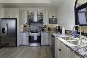 Refrigerador, microondas, horno y parrilla de estufa