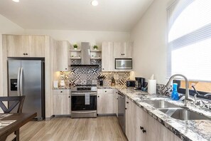 Refrigerador, microondas, horno y parrilla de estufa