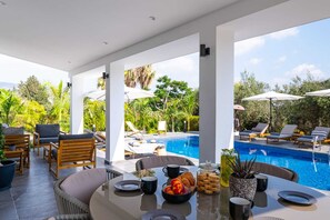 Outdoor dining - Cocoon Ocean Luxury Villa by Nomads (Peyia)