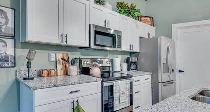 NEW Studio w/ 2 Queen Beds 7 mins to Broadway!