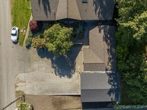 Exterior - Perch - Sammamish Cottage: Fully remodeled 2 bedrooms suite w/yard (Sammamish)