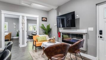 2 bedrooms, travel cot, free WiFi, bed sheets