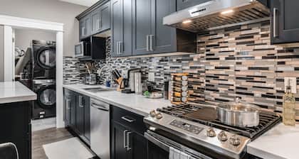 Perch - Sammamish Cottage: Fully remodeled 2 bedrooms suite w/yard