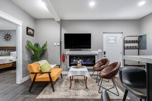 TV, fireplace, books - Perch - Sammamish Cottage: Fully remodeled 2 bedrooms suite w/yard (Sammamish)