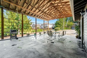 Outdoor dining - Perch - Sammamish Cottage: Fully remodeled 2 bedrooms suite w/yard (Sammamish)