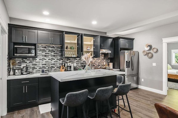 Frigorífico, microondas, horno y placa de cocina