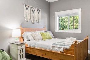 2 bedrooms, travel cot, free WiFi, bed sheets