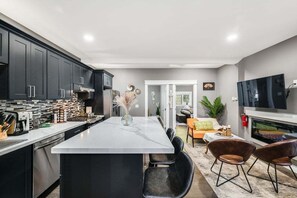 Fridge, microwave, oven, stovetop - Perch - Sammamish Cottage: Fully remodeled 2 bedrooms suite w/yard (Sammamish)