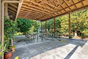 Outdoor dining - Perch - Sammamish Cottage: Fully remodeled 2 bedrooms suite w/yard (Sammamish)