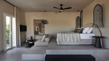 Suíte lua de mel (with indoor jacuzzi) | Cofres nos quartos, individualmente decorados