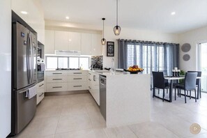 Fridge, microwave, oven, stovetop - Salt Zen Holiday Townhouse (Agnes Water)