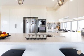Fridge, microwave, oven, stovetop - Salt Zen Holiday Townhouse (Agnes Water)