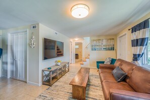 Smart TV, fireplace, stereo